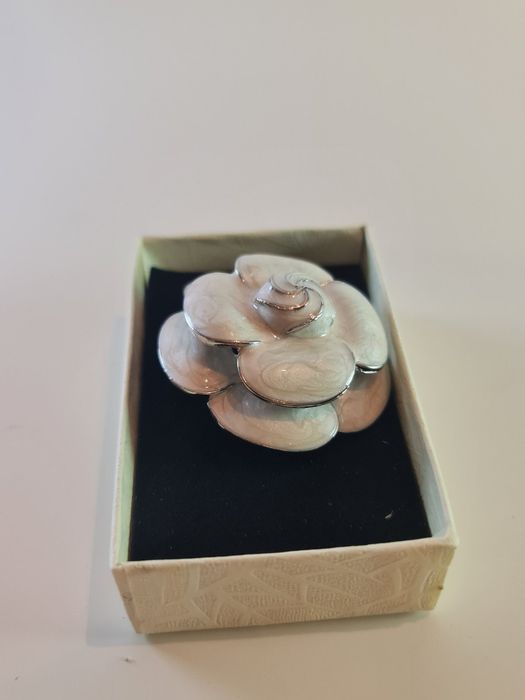 Елегнтни дамски брошки