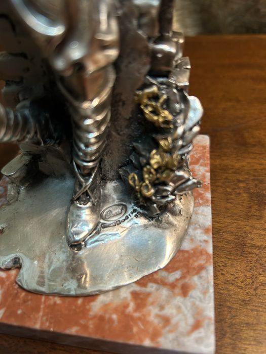 Îndragostiții, personaje realizate cu tabla de argint