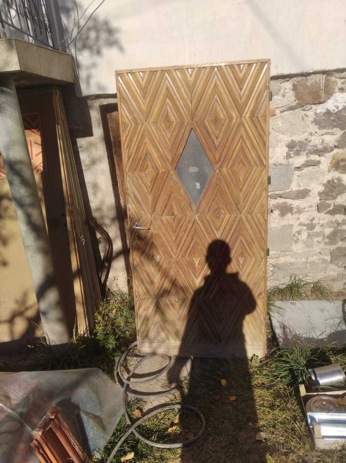 Дървена масивна врата с дърворезба