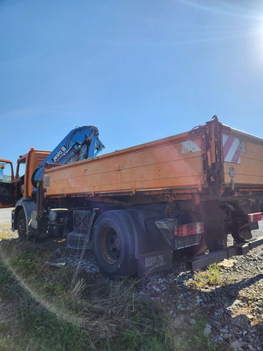Camion Mercedes Atego basculabil și macara