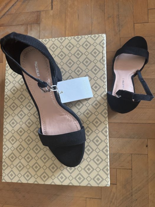 Велурени сандали на висок ток