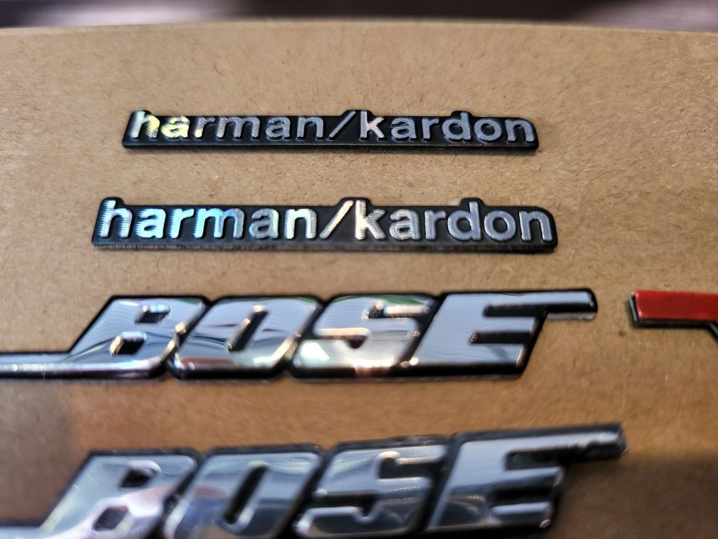 Емблема Bose и harman kardon