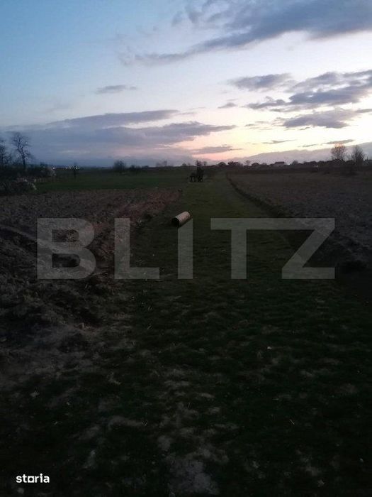 Teren intravilan 2900 mp cun toate utilitatiile la front in Vintu de J