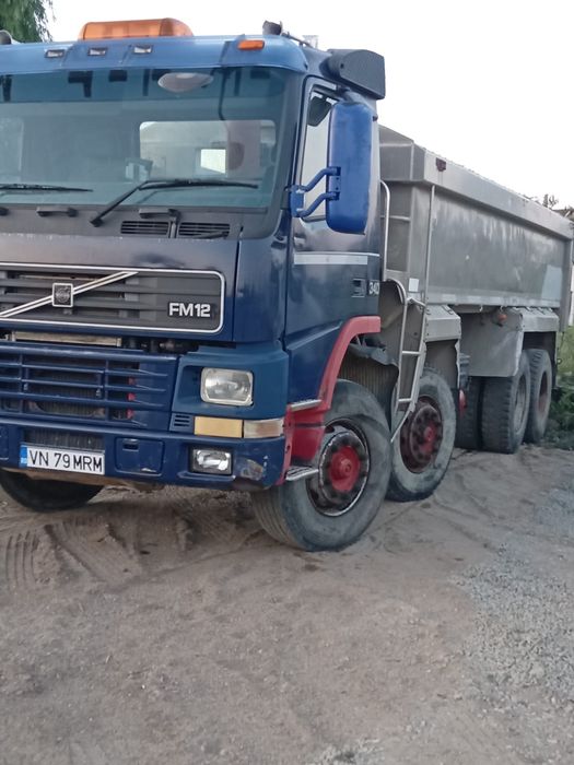 Vând sau schimb camion Volvo 8×4 cu buldoexcavator