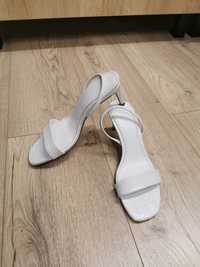 Sandale albe Zara, cu toc mediu, mărime 36