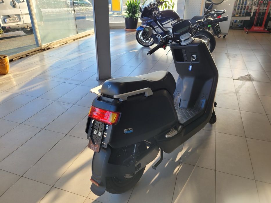 Електирчески скутер NIU