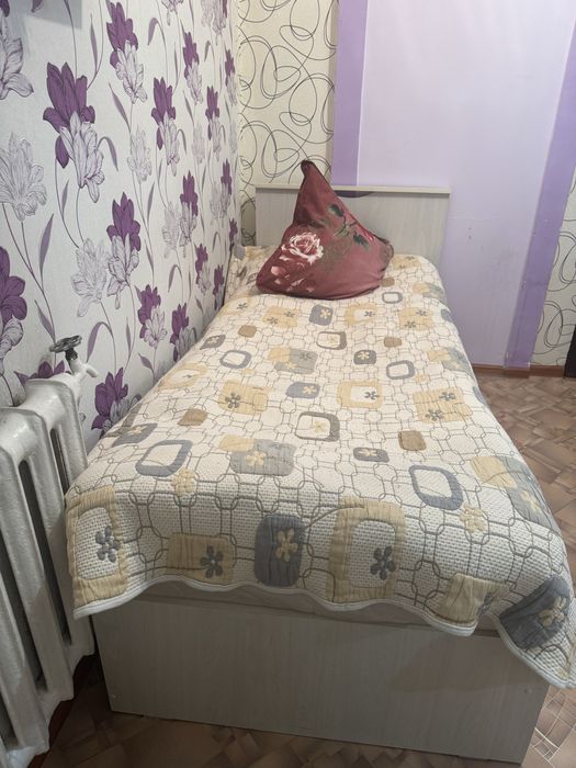 Односпальная кровать и угловой шкаф