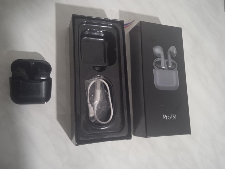 Simsiz Bluetooth naushnik qora va simli oq naushnik sotiladi.