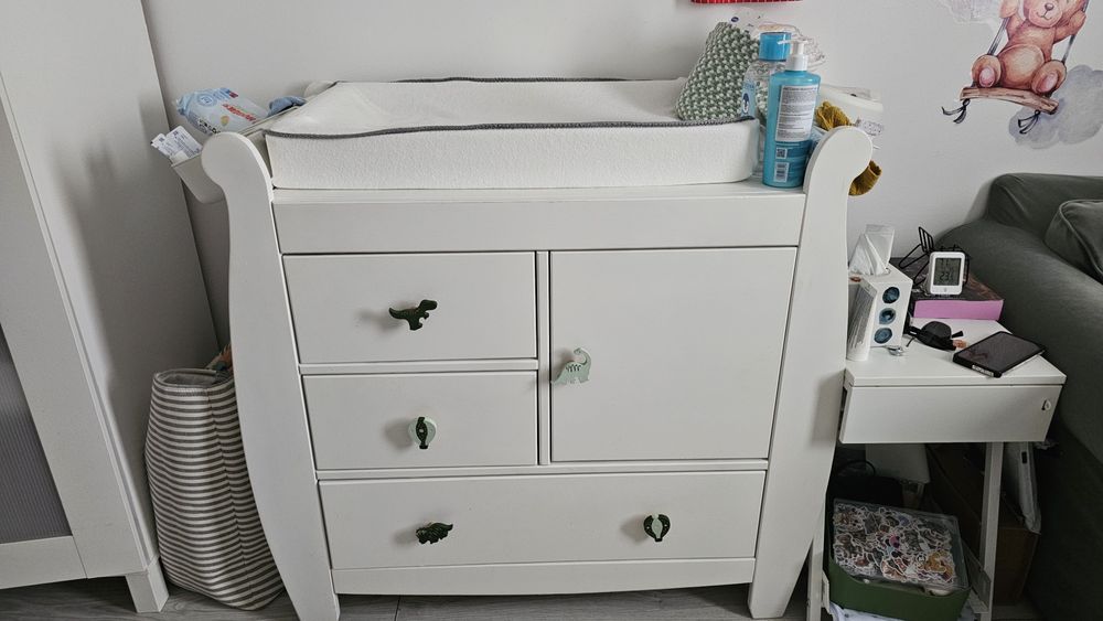 Pătuț și comodă pentru înfășat bebeluși