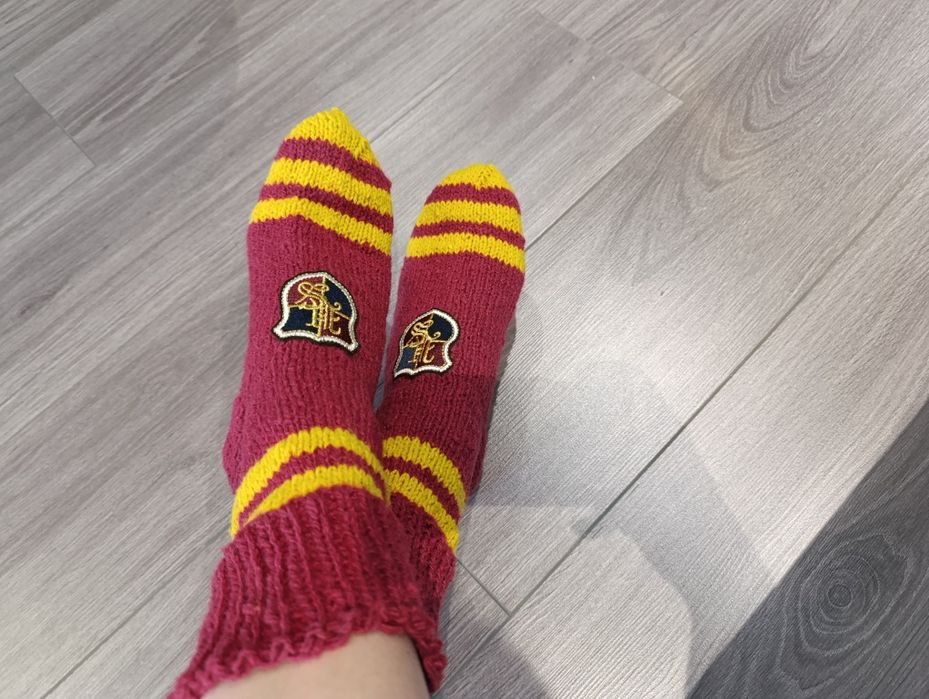 Для настоящих фанатов Гарри Поттера,вязаные носки Гриффиндора