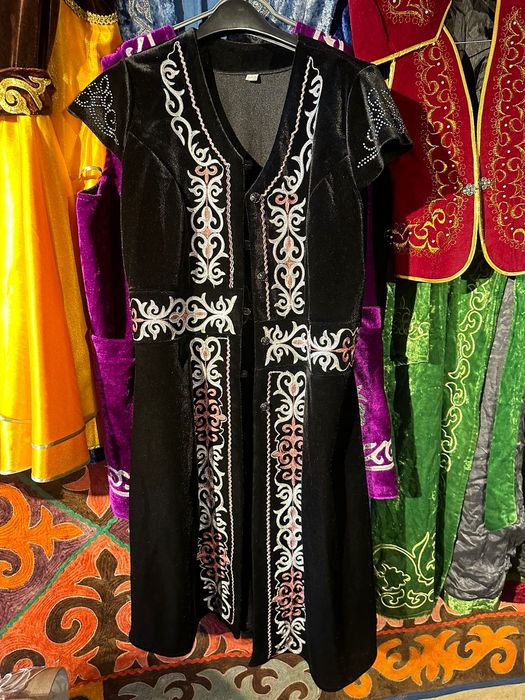 Камзолы, чапаны, костюмы, платья казахские