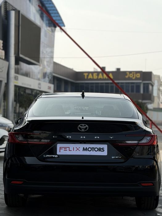 Toyota Camry Hybrid Limited 2025