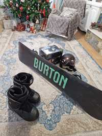 Placa snowboard cu bootsi și casca