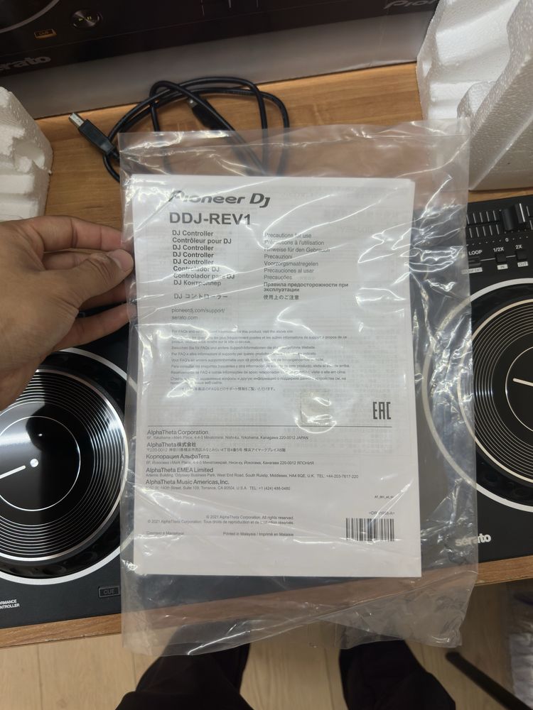 Контроллер Pioneer DDJ-REV1