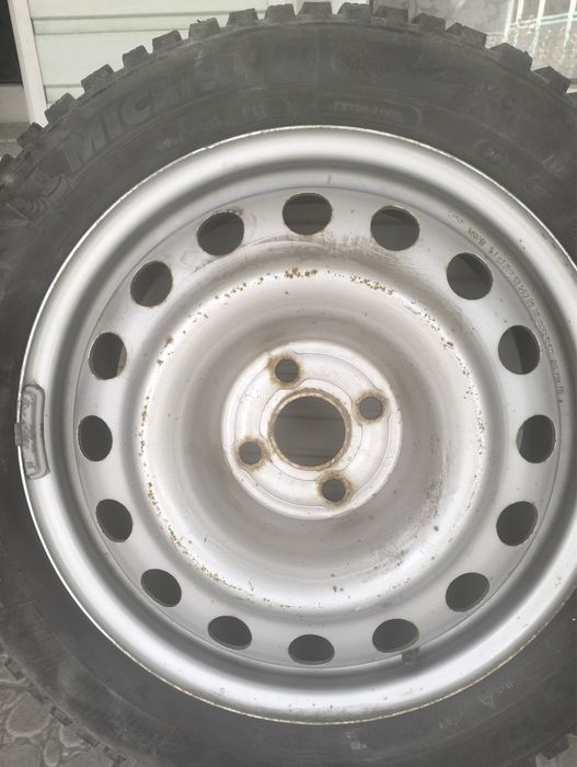 Комплект зимних шипованных шин