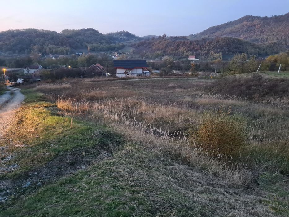 Y EVERYTHING SRL:Vinde  teren intravilan!