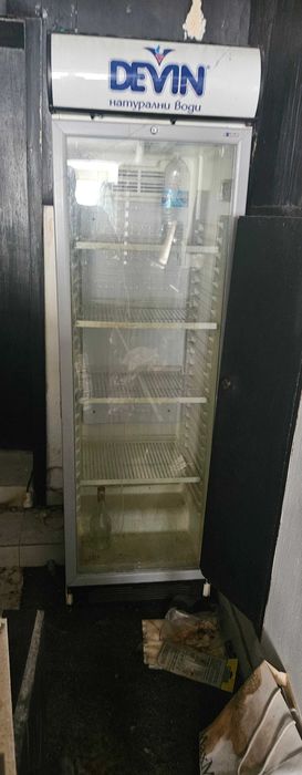 Здрави пластмасови и дървени столове