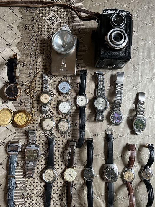 Часы, фонарик, фотоаппарат