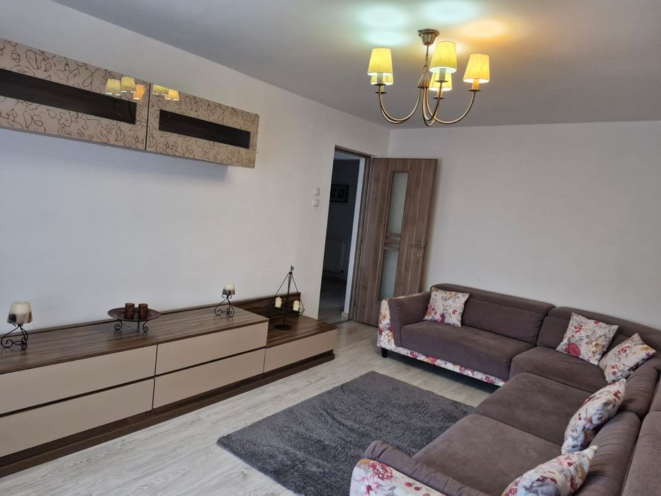 Închiriez apartament 4 camere