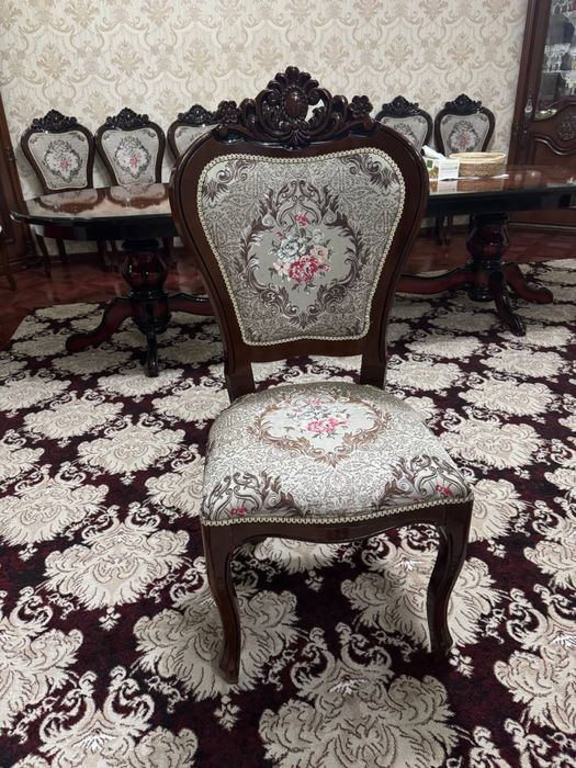 Стол и стулья для гостинной