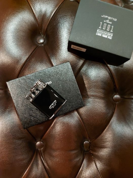 Запалка в четири варианта:черно с хром,черен мат,червено или синьо