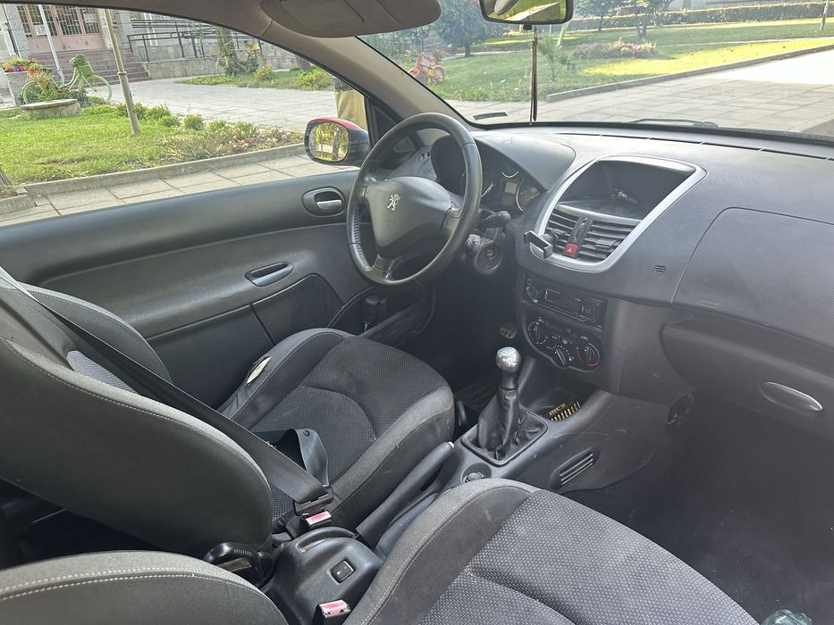 Пежо 206  2010 година 1,4 бензин