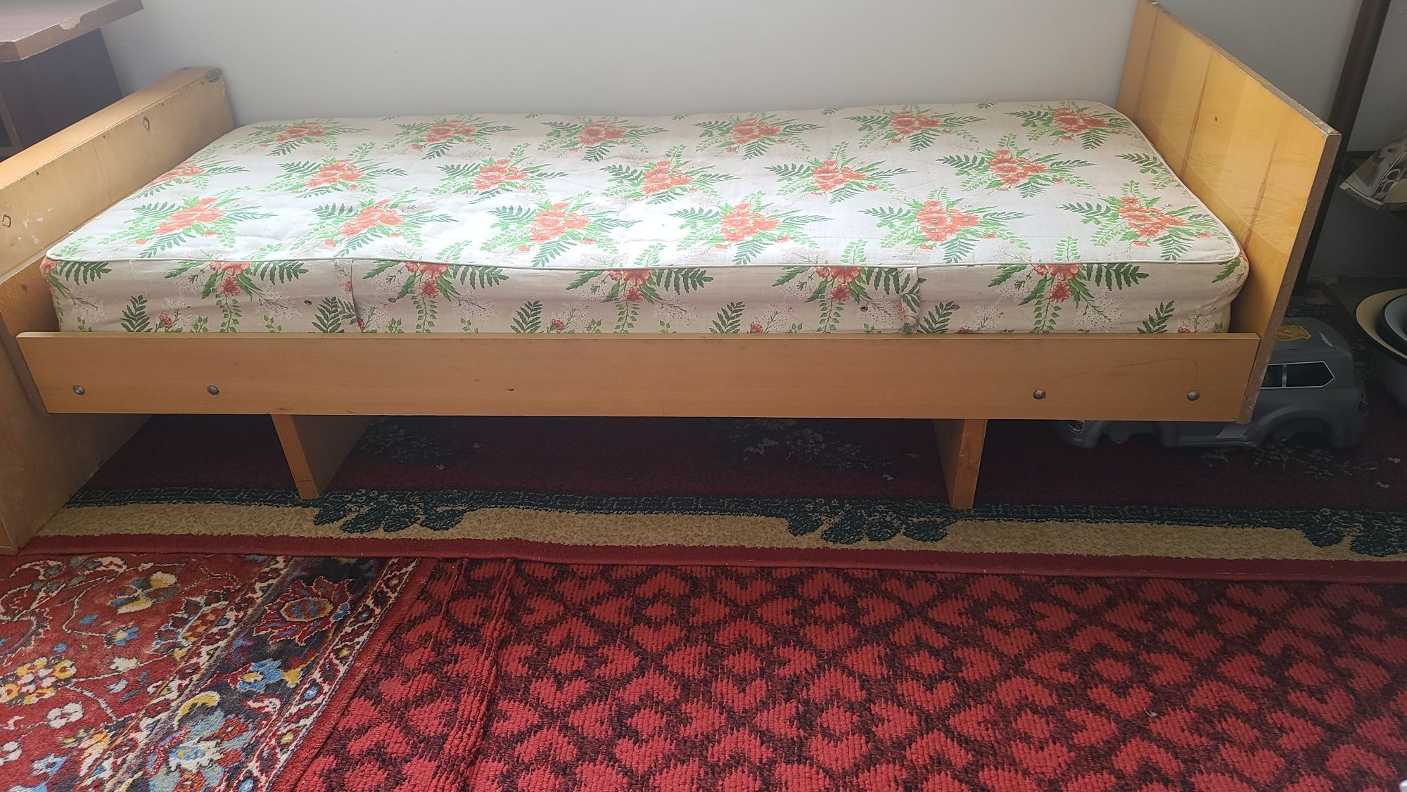 Krovat matrasi yaxshi sifatli, yangidek