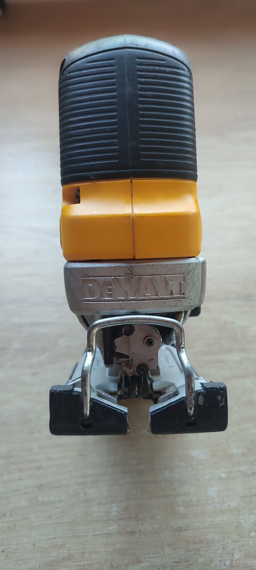 Акумулаторен прободен трион Dewalt DCS334