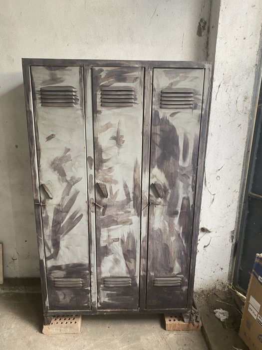 Продавам метален шкаф 3-ка