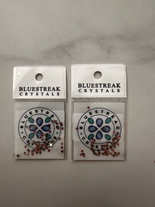 Vand 2202 buc cristale Svarowski pentru decorat obiecte: cani, pixuri