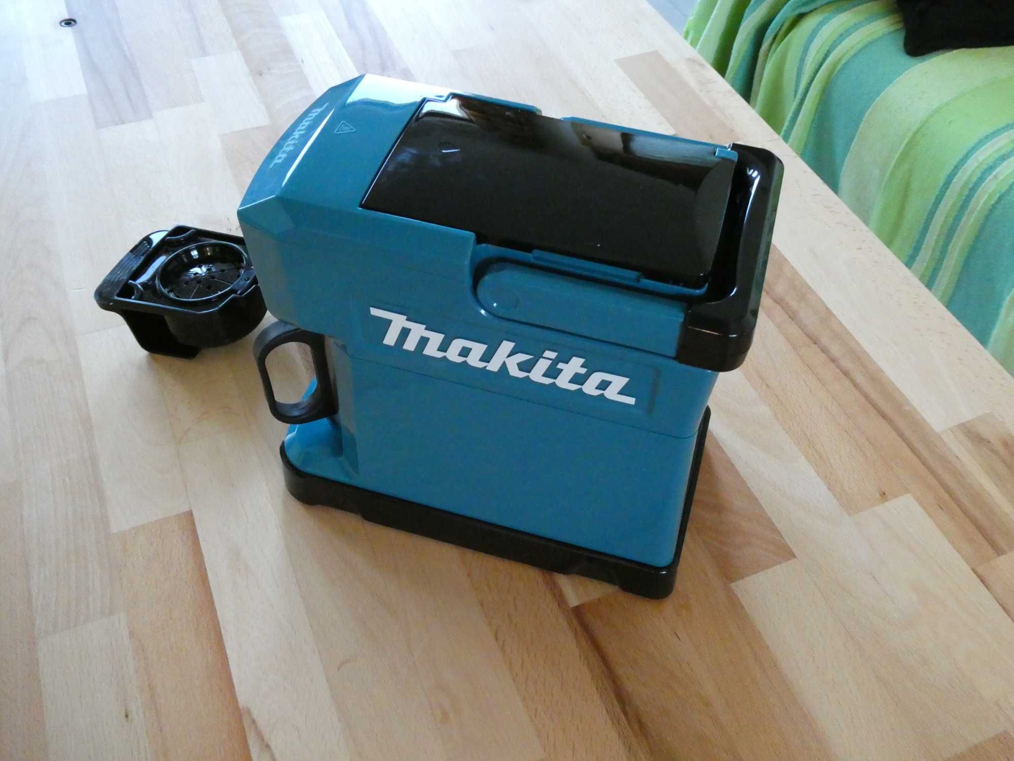 Кафе машина Makita DCM501Z