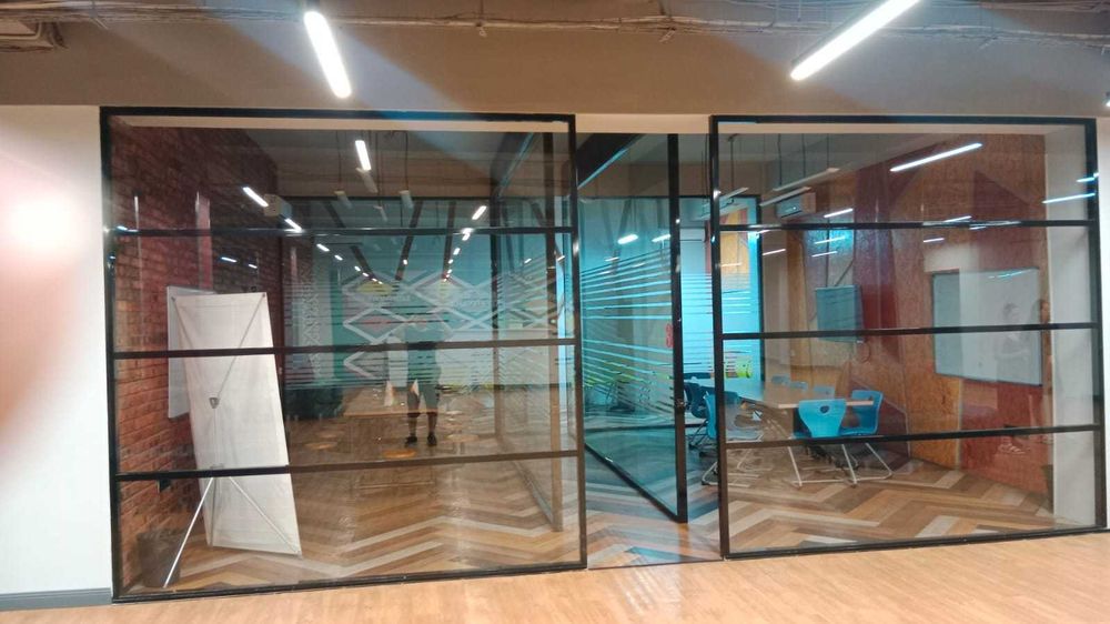 офисная перегородка пластиковая стеклопакет витражи окна пласт балконы