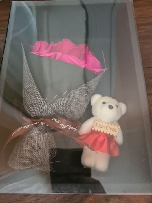 Подаръчни комплекти с играчка и цветя изработени от сапун