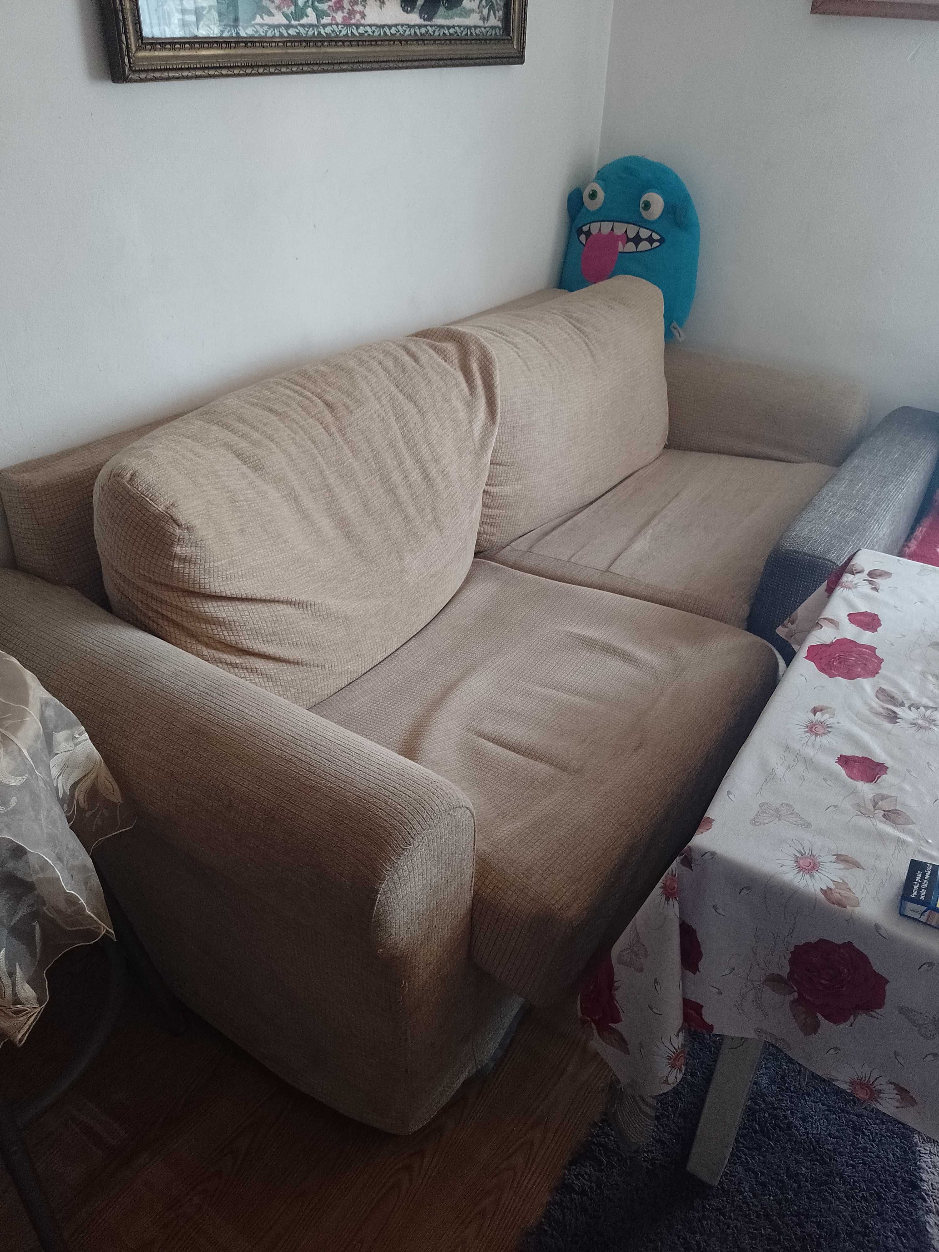 Vând canapea extensibila 3 locuri ,crem