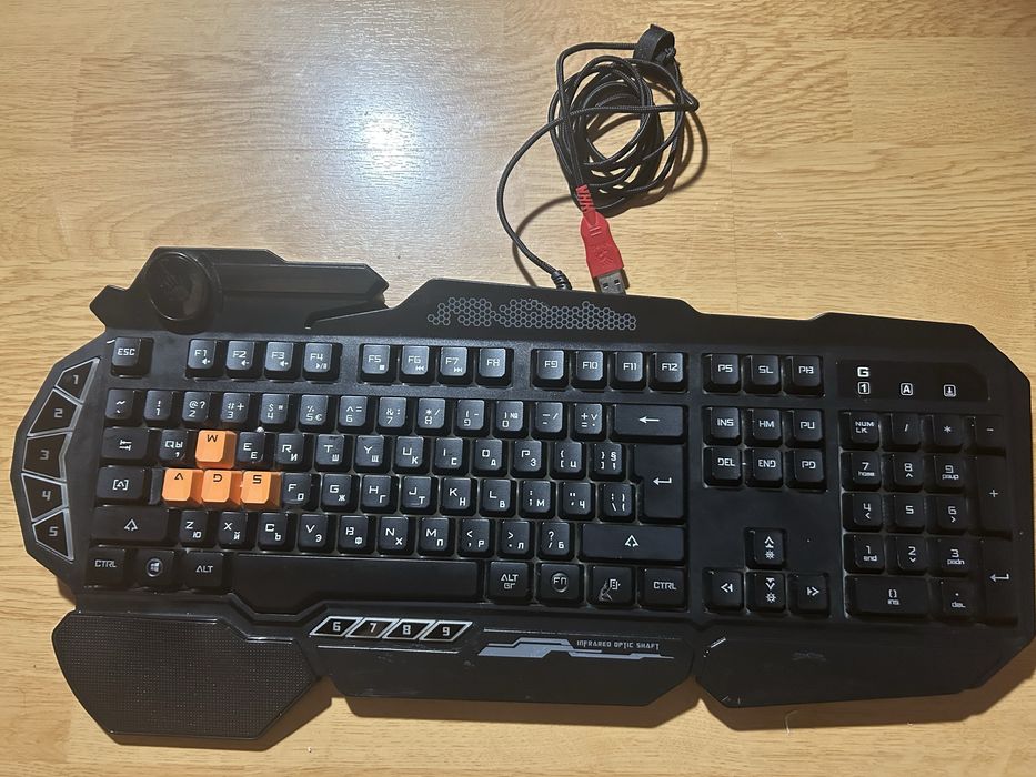 Геймърска клавиатура с RGB подсветка