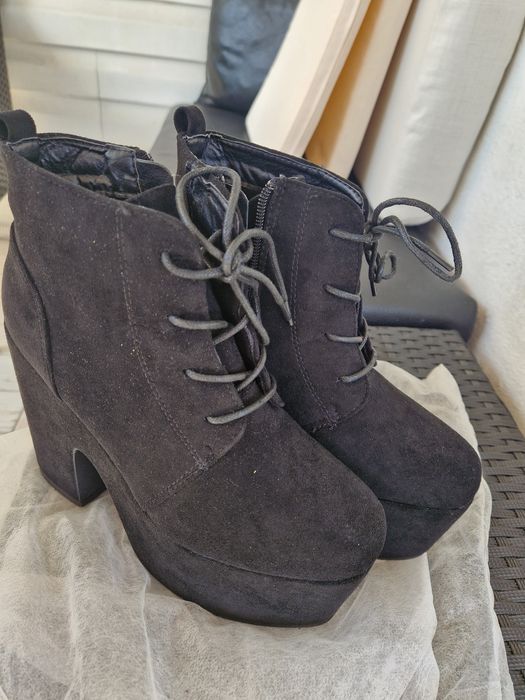 Уникални зимни дамски черни боти на ток 38 и 39 н