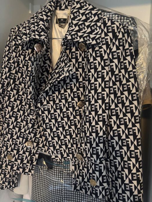 Сако на Elizabetta Franchi ,е отлично състояние ,никога не е носено