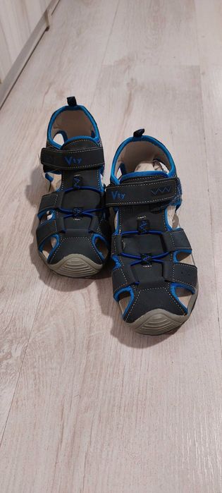 Детски сандали нови