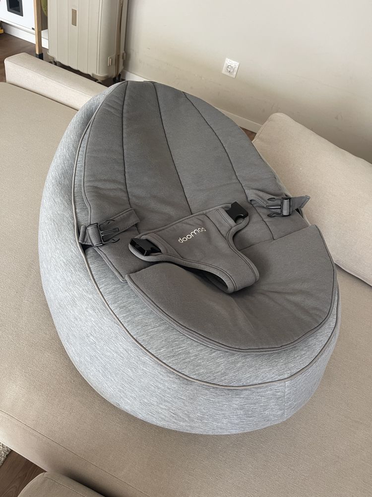 Адаптираща се възглавница/барбарон с люлка Doomoo - Seat`n Swing СИВО