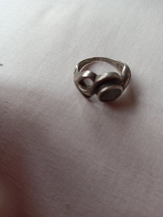 Продавам сребърен пръстен