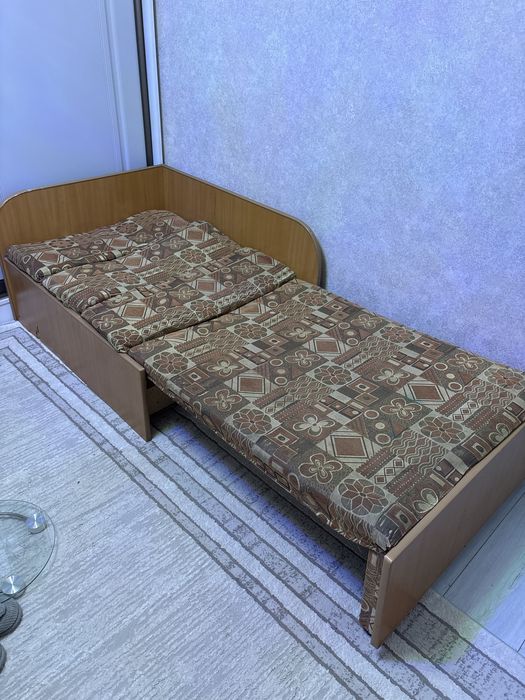 Кровать , диван