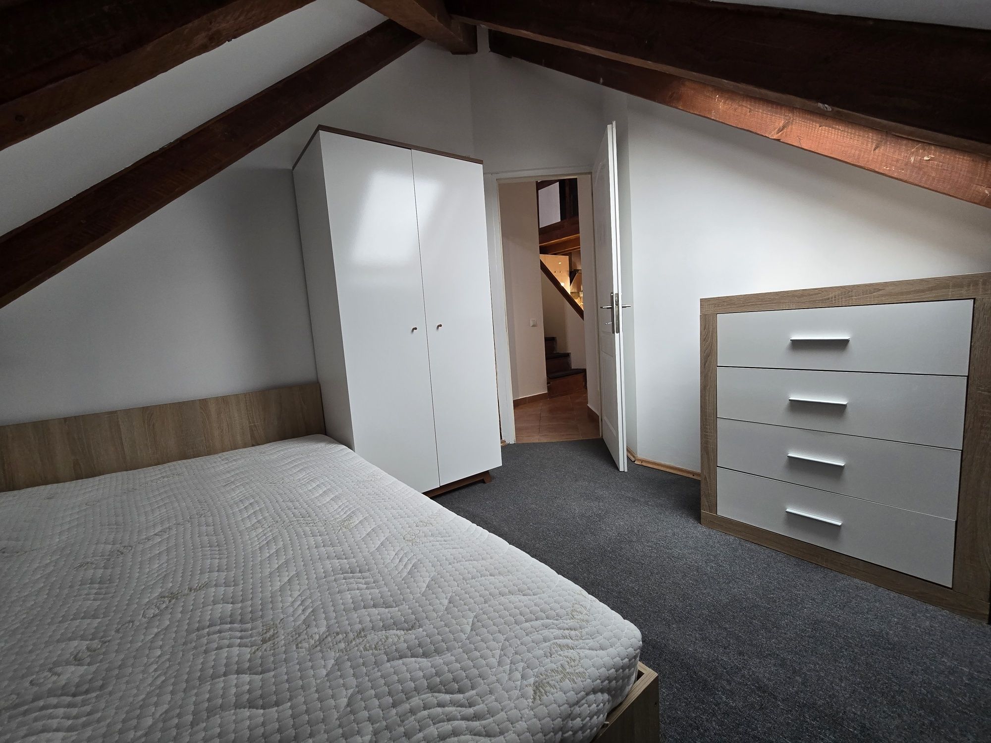 PF Inchiriez Apartment mansarda 3 camere zona Bună ziua