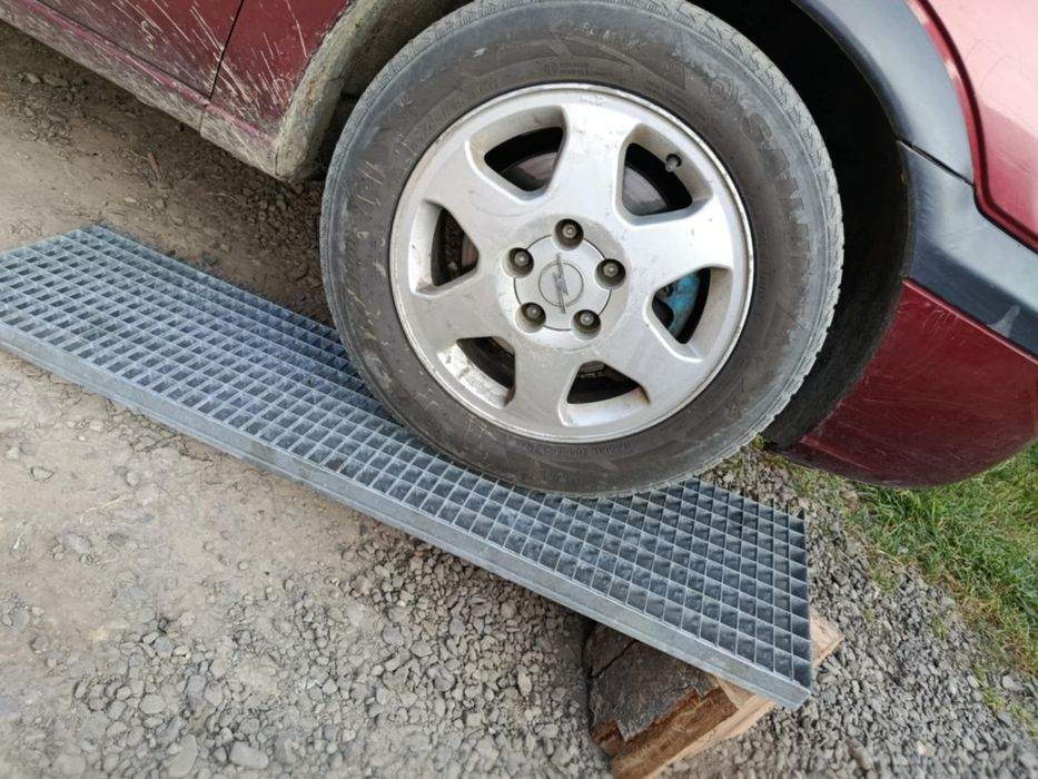 Vând trepte zincate la orice dimensiune pentru scări metalice facem la