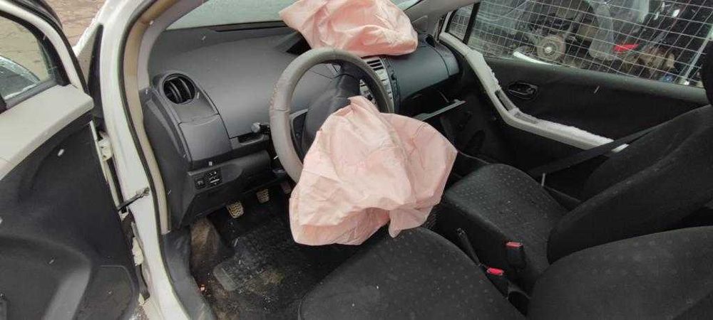 Dezmembrez Toyota Yaris 1.0 benzina an 2007 cod motor 1KR-FE