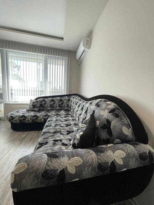 Продавам ъглов диван с таборетки 2 бр