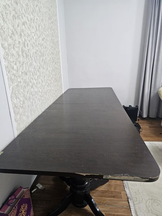 Темно коричневый стол для гостей