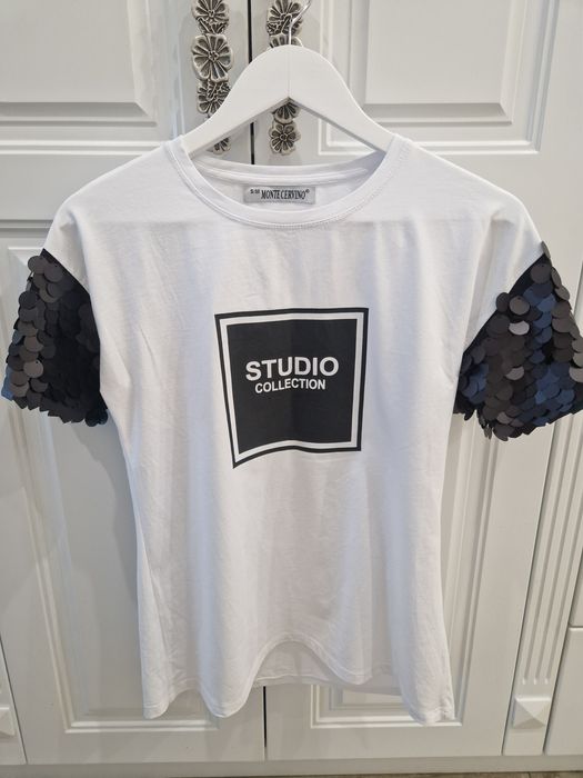 Спортно-елегантна дамска тениска - бяла с черни елементи, пайети