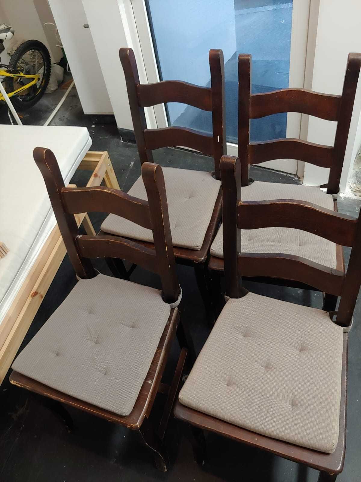 Vând masa extensibila+4 scaune lemn plin