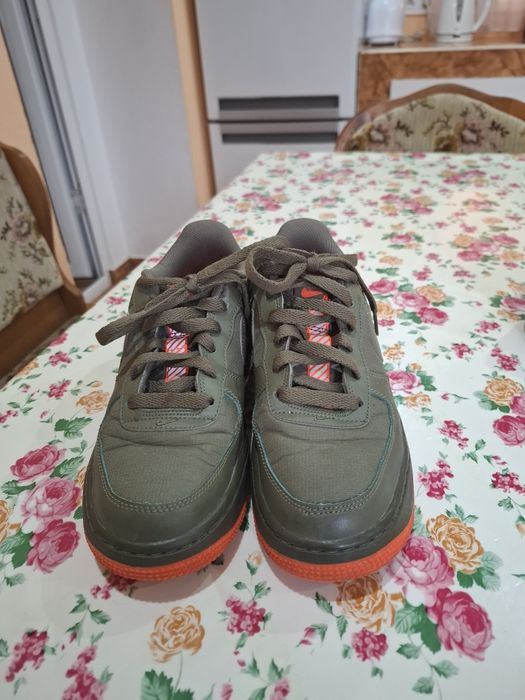 Adidași Nike din piele