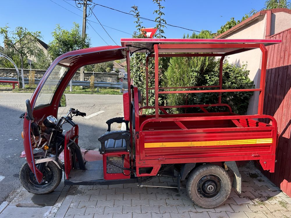 Triciclu electric Tuk Tuk cu panou solar, autonomie peste 60 km